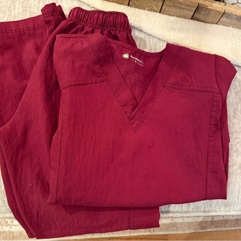 Wonder Wink size small women’s scrubs.